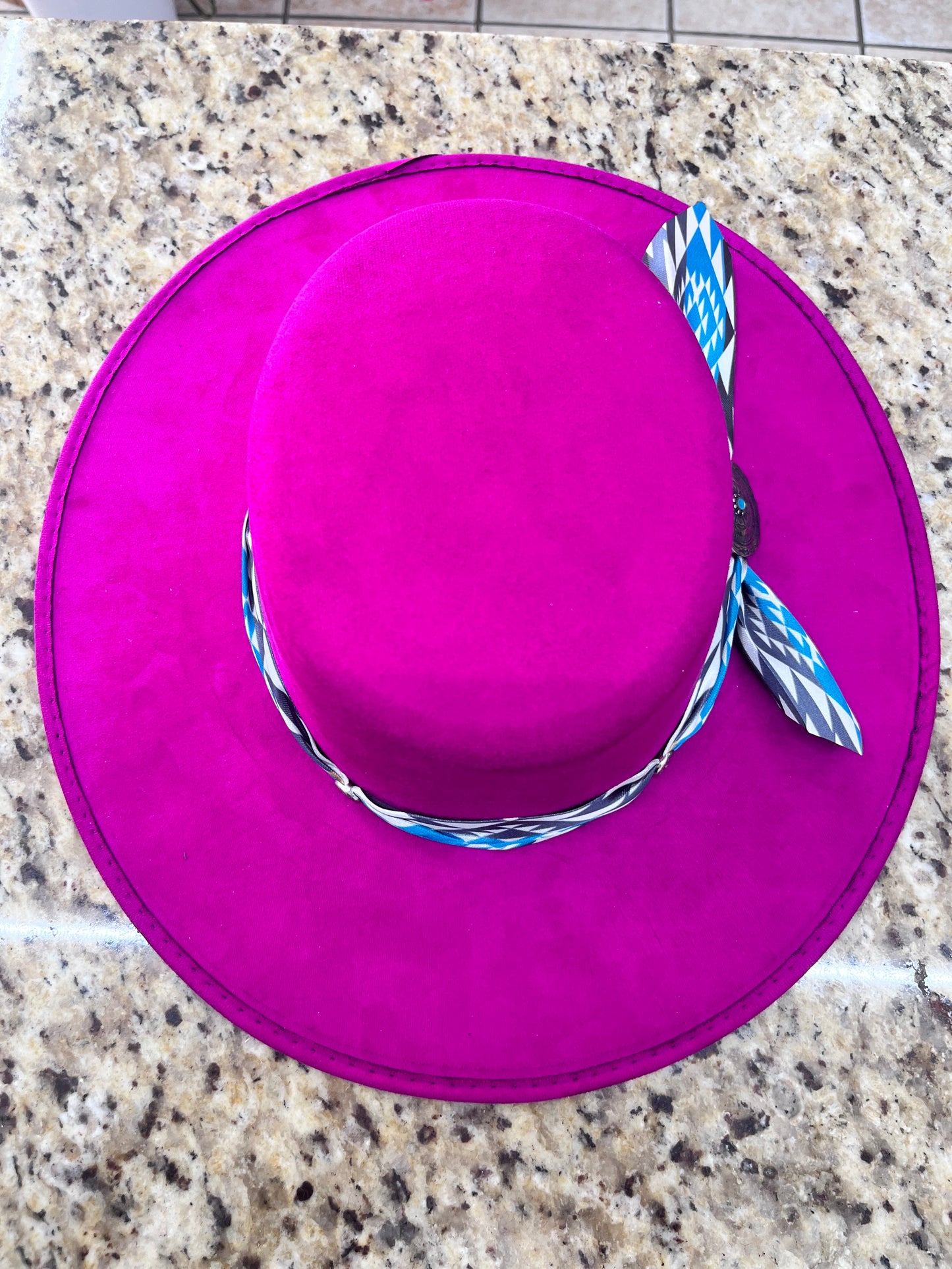Sombrero occidental magenta con cinta azteca para mujer