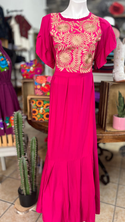 Vestido rococó con bordado mexicano