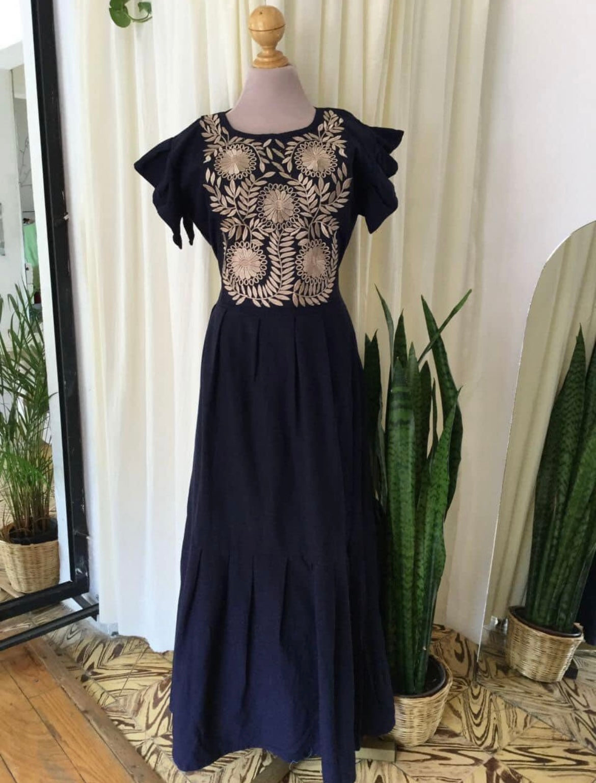 Vestido rococó con bordado mexicano