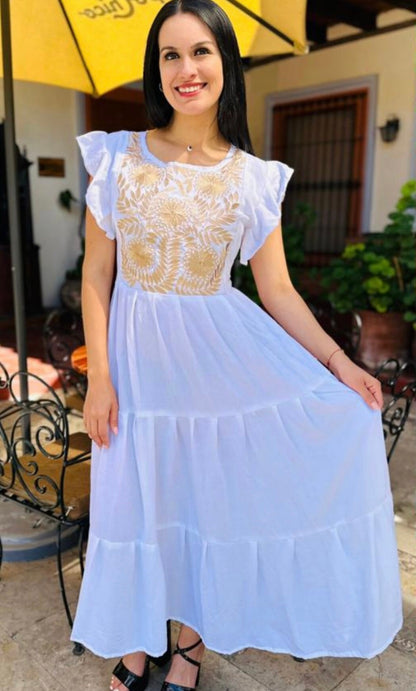 Vestido rococó con bordado mexicano