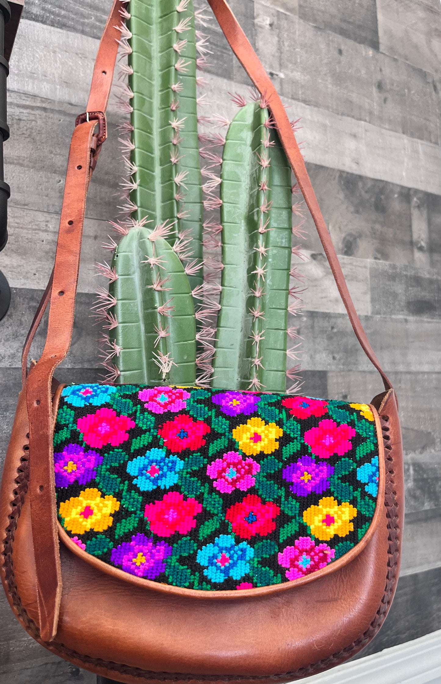 Bolso bandolera de cuero bordado de Chiapas Mexicano