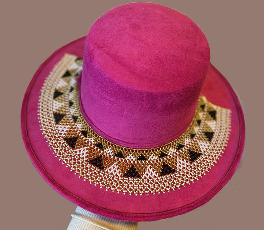 Accesorio de sombrero con patrones de joyas artesanales