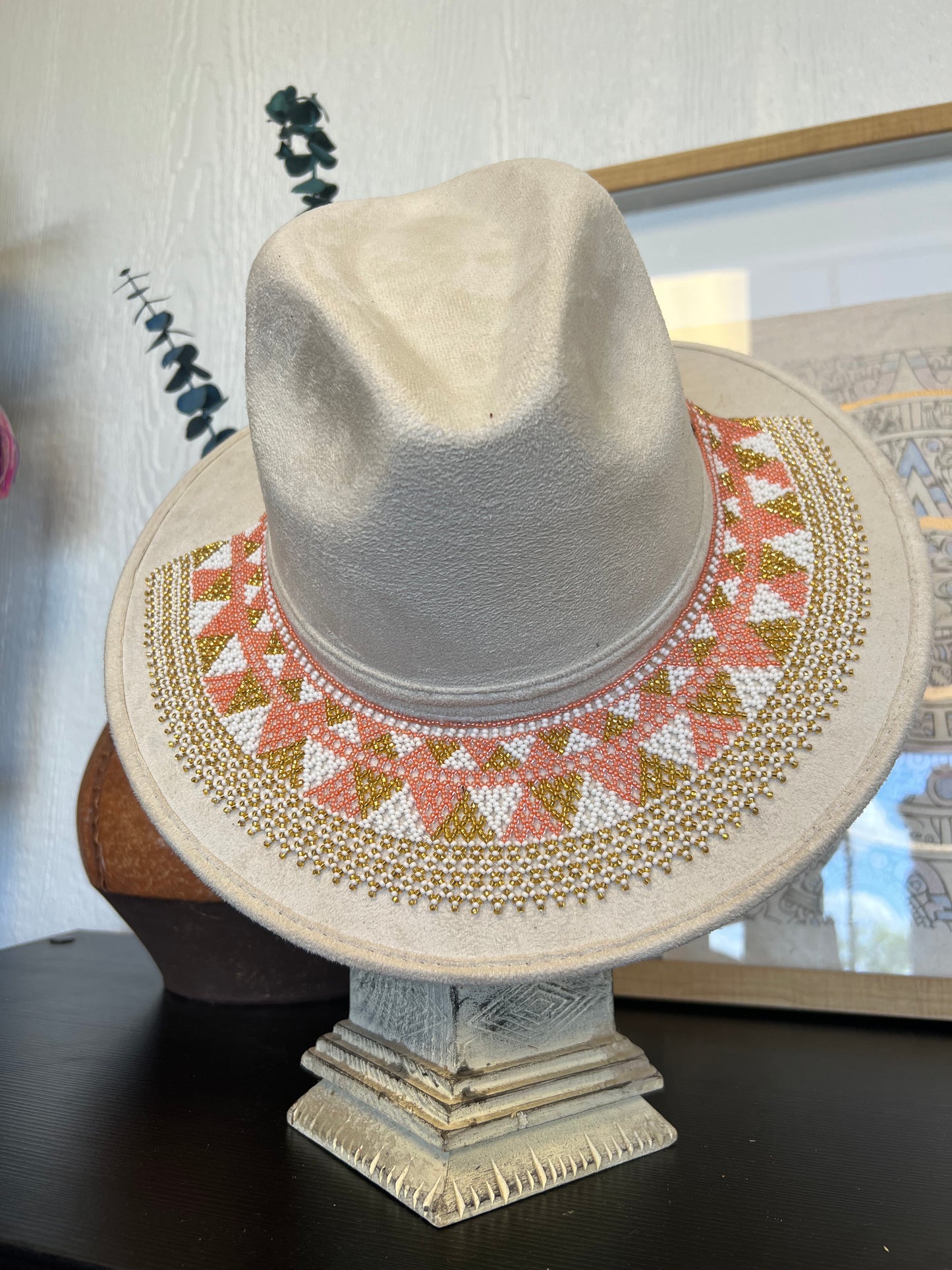 Accesorio de sombrero con patrones de joyas artesanales