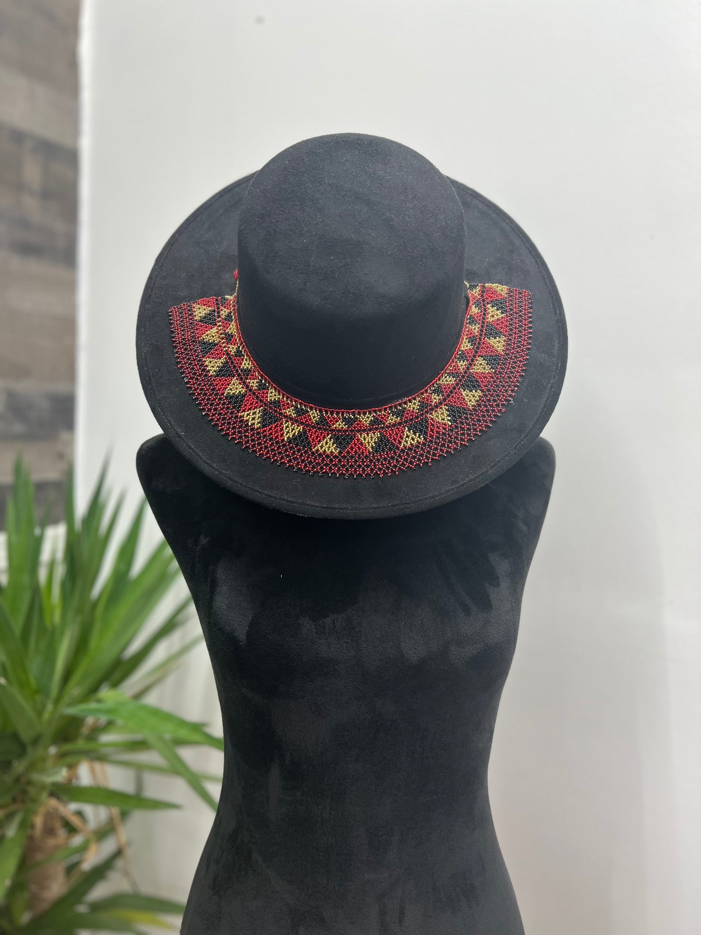 Accesorio de sombrero con patrones de joyas artesanales