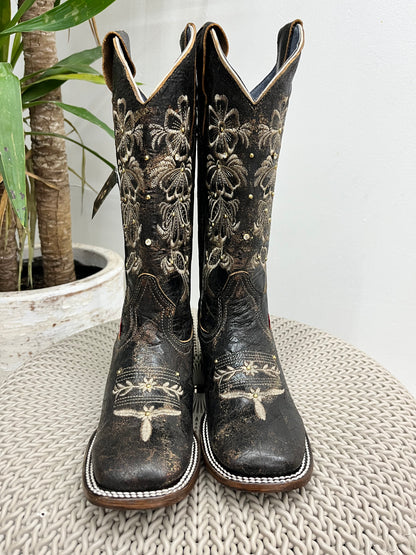 Woman’s Flowered Embroidered Western Boots