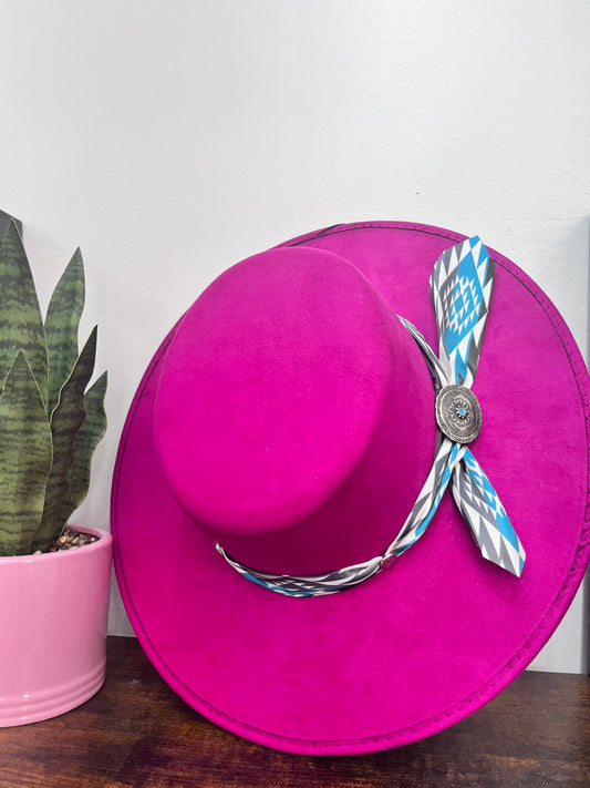 Sombrero occidental magenta con cinta azteca para mujer