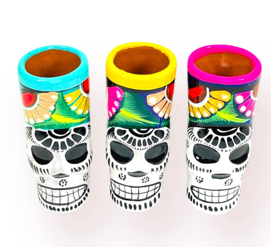 Vaso de chupito de tequila con calavera